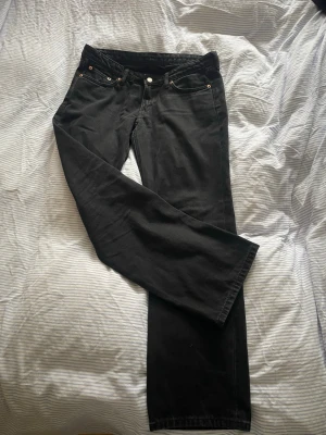 Jeans - Svarta jeans i modellen Arrow ifrån Weekday. Endast använda en gång då dem tyvärr är förkorta på mig. Storlek W28 L32💗🤗