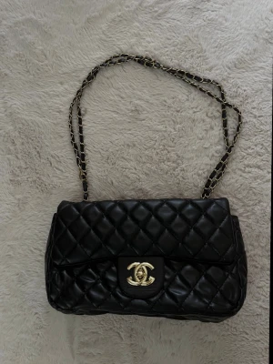 Svart axelväska - Säljer då den inte kommer till användning.