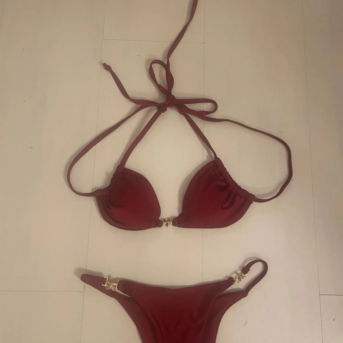 Vinröd bikini med gulddetaljer - 91