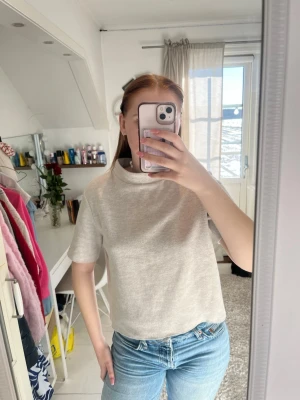 Zara T-shirt  - Fin T-shirt från Zara, skicket är bra och tröjan har en snygg passform. Storleken är L men liten i storlek. Skulle säga att den är en S/M mer!
