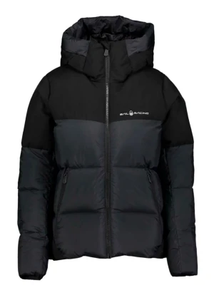 Svart pufferjacka från Sail Racing - Den är väldigt tjock och varm och perfekt till vintern, den är köpt förra vintern men knappt använd, väldigt skön o varm jacka och den är även lite längre där bak så det värmer  ordentligt 