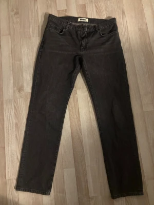 Svarta jeans från Woodbird - Snygga svarta jeans från Woodbird i modellen Doc Grow. Klassisk femficksdesign och rak passform. Perfekta till en avslappnad streetstyle-look. Materialet är mjukt och bekvämt denim. Enkla att matcha med både t-shirt och hoodie.