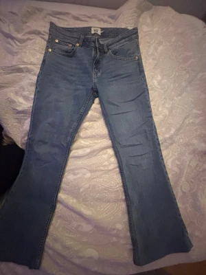 Blå bootcut jeans från 157 - Säljer ett par ljusblå bootcut jeans från 157 med klassisk femficksdesign och dragkedjegylf. Jeansen har utsvängda ben och är tillverkade i mjukt denimtyg. Perfekta för dig som gillar retrovibbar och en avslappnad look.