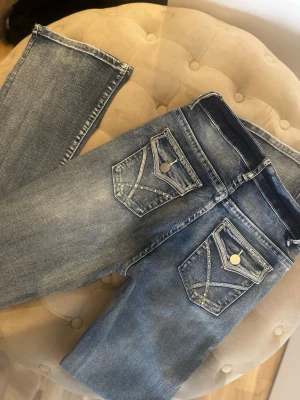 Blå jeans med detaljerade bakfickor - Bootcut - Snygga blå Jens I bootcut modell och detaljer på bakfickorna. 