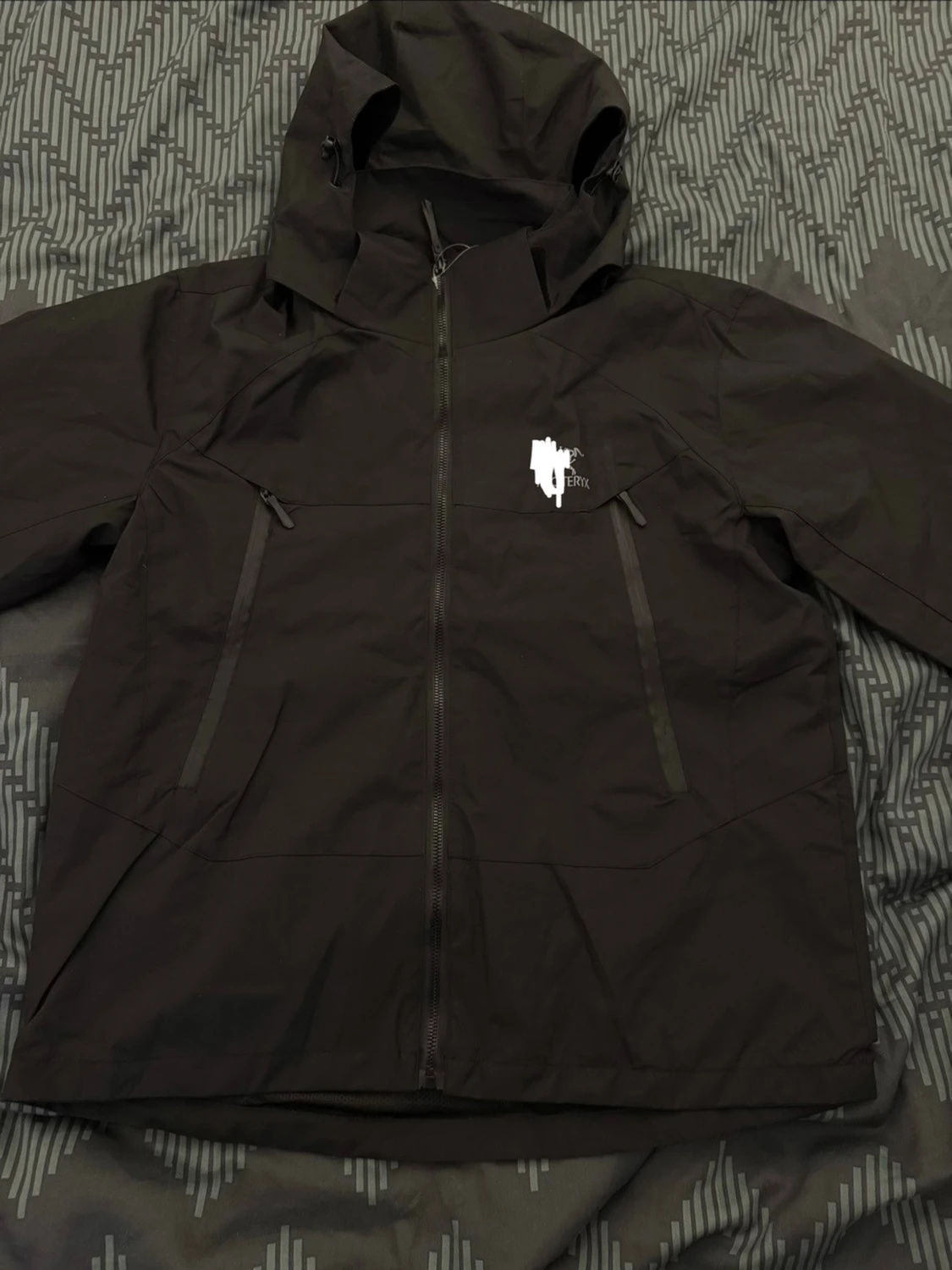 Svart vindjacka med huva