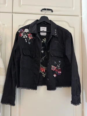 Jeansjacka - Så cool jeansjacka från Bershka med snygga detaljer! 🎀 Väldigt sparsamt använd! Storlek M men passar även S
