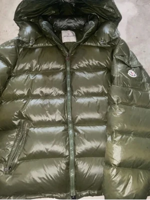 Moncler maya - Säljer denna moncler maya storlek 4, finns lite slitage på sömmarna på insidan. Priset är diskuterbart
