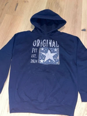 Hoodie - original - Denna fräscha hoodie är i toppskick, har knappt använt eftersom att jag köpte den då den var på gränsen för liten och nu har jag växt ur den.