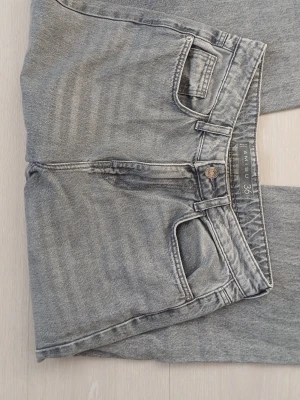 Gråa Jeans  - Gråa raka jeans från märket AMISU. Köpta på New Yorker. Använda ett fåtal gånger men är i mycket fint skick.                                               Finns det nå frågor så är det bara att fråga på!🤗