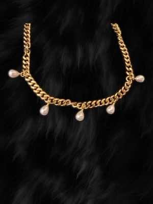 GULD PERLA HALSBAND - Halsbandet är i rostfritt stål på 40cm + en förlängningskedja på 5cm. Dessa passar till alla tillfällen som skolan, semestern och på fest😍          Hör av er vid frågor! //VALENTINA☁️🤍