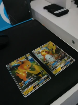Två Raichu GX Pokémonkort - Säljer två samlarkort från Pokémon med Raichu GX-motiv. Båda korten har färgstarka illustrationer med Raichu i eltema och holografiska detaljer. Perfekt för dig som vill utöka din samling eller spela Pokémon TCG.