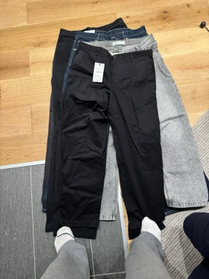 Svarta raka  från Zara - Säljer ett par svarta raka jeans från Zara i storlek 44. Klassisk femficksmodell med bälteshällor och knappgylf. Materialet är bomull med en mjuk känsla och passar perfekt till en avslappnad stil.