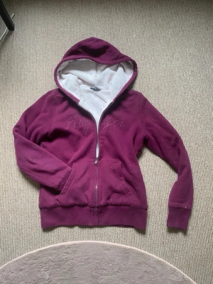 Vintage y2k fodrad päls zip hoodie - Så snygg och mysig vintage vinröd/lilarosa hoodie från Tommy Hilfiger! Broderad logga på bröstet och fodrad i hela tröjan🙌🏻Super varm och skön. Den har dragkedja, huva med vit fleecefoder och två fickor framtill. Väldigt sällsynt och populär! Perfekt för kyliga dagar och chill outfits💋Storlek S! Skriker y2k fur zip hoodie🤩Super skick utan defekter!! Billigare på min Vinted: 4annie1. Pris kan diskuteras, hör av dig vid frågor!❤️