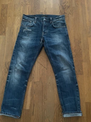 Nudie Grim Tim Selvedge Jeans - Grim Tim Selvedge / Väldigt bra skick/ Storlek W32 L30 Mått: Ytterbenslängd: 97cm Midja 42 cm