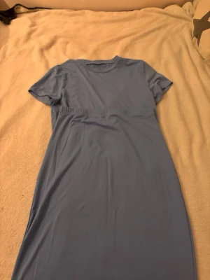 Två kjolar med matchande topp - Säljer två stilrena kjolar i mjukt tyg, en i ljusblått och en i ljusrosa. Båda har enkel design med resår i midjan och rak passform. Med en matchande tröja till. 1 för 80 kr och köper man båda får man de för 140 kr.