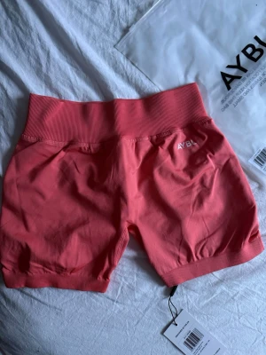 AYBL shorts  - Jätte fina AYBL adapt seamless short i färgen summer peach, en orange rosa korall färg. Nya med prislapp endast testa säljer då dem va för små. Säljer även matchande sport bh