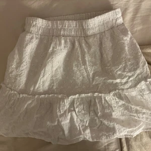 Vit volangkjol med broderi  - Säljer denna jättefina vita volangkjolen med broderade blommor, storlek S 💞