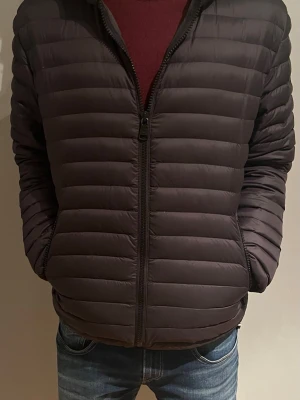 Svart pufferjacka från Colmar - Säljer en svart pufferjacka från Colmar med diskret logga på ärmen. Jackan har horisontella sömmar, dragkedja framtill och två sidofickor med dragkedja. Nypris ligger runt 3999. Jackan är i mycket fint skick. Mitt pris kan diskuteras. Hör av er vid frågor eller funderingar!!