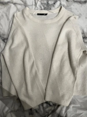 Stickad tröja  - Fin stickad tröja från lager 157 i storlek L. Har tröttnat på den och har andra tröjor som jag använder mer. 