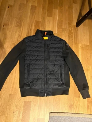 Svart pufferjacka från Parajumpers -   Säljer min Parajumpers jacka i svart. Jackan är i mycket fint skick och har inte använts mycket. Inga skador, fläckar eller slitningar – ser nästan ny ut. Alla dragkedjor fungerar perfekt.  Snygg och stilren modell med quiltad framsida och mjuka ärmar, passar perfekt till både vardag och finare tillfällen.  Säljes då den inte kommer till användning. Priset kan diskuteras. Hör av dig vid intresse!