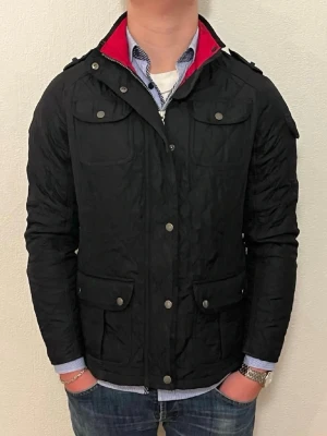 Quiltad Barbour Jacka - Hej jag säljer en otroligt unik quiltad jacka ifrån Barbour. Väldigt fin mörk färg perfekt grym passform. För dig som vill hålla dig extra stilig med något varmt undertill. Nypris ≈ 4000kr Mitt pris endast 999kr. Skick: 9/10 Inga defekter Storlek M. Modellen är 180, väger 78kg. längd:68cm bröstvidd:50cm bottenvidd: 55cm ärmlängd: 60cm. Skriv gärna om du vill ha fler bilder eller har frågor!