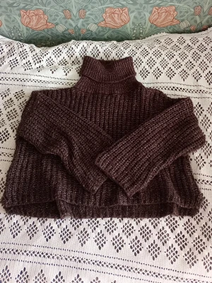 Brun stickad - Superfin stickad tröja. Brun med inslag av guldiga trådar. Hittar ingen storlek men den passar helt klart S-L. Från Chiquelle/dilvin knit. Bred skön passform och polokrage🩷