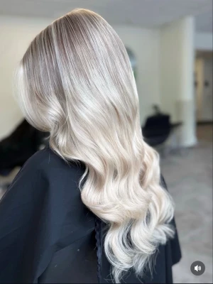 Clip On extensions  - Clips Löshår ifrån Myextensions. Färgen: Light Beige Blonde, Mix 16B/60B. 50Cm/100gram, men väldigt tjockt. Använt fåtal gånger. Fortfarande väldigt långt. Nypris: 1.699. 