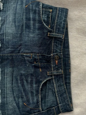 Kort jeanskjol  - Säljer nu denna jätte snygga jeanskjolen som är perfekt inför sommaren. Säljer pågrund av att den är för liten 💕