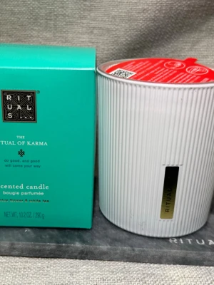 Nytt! Rituals The Ritual of Karma doftljus - Helt nytt! Full size. Säljer ett lyxigt doftljus från Rituals, The Ritual of Karma. Ljuset kommer i en stilren vit räfflad glasbehållare och doftar lotusblomma och vitt te. Förpackningen är turkos med elegant design och innehåller 290 g doftljus. Finns en liten reva på ena kanten av kartongen, vill nämna det och visa på bild. 🫶🏻