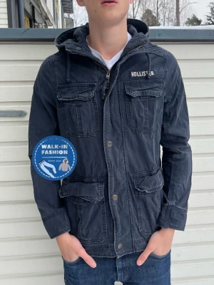 Hollister jacka - Tja! Säljer nu denna sjukt snygga Hollister jacka som är vintage. Skick 8.5/10 riktigt bra utan synliga defekter! Modellen är 183cm lång och väger 68kg men passar allt mellan 176-187cm. Hör av er vid minsta kunna fundering!