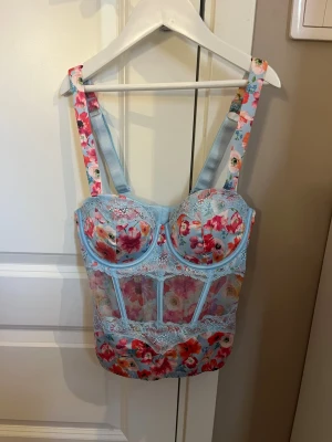 Korset från Victorias Secret som inte längre säljs  - Blommig korset från Victorias Secret som inte längre säljs. Är i storlek 88A/170 men passar även större storlekar💕 Korseten är helt ny utan prislapp och är aldrig använd