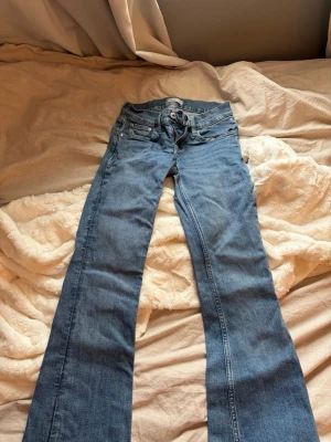 Blå bootcut jeans från Gina - knappt använda - Säljer ett par klassiska blå bootcut och low waist jeans från Gina . Jeansen har normal midja, fem fickor och snyggt utsvängda ben. Tillverkade i slitstark denim med en tidlös tvätt. Ny pris 500kr