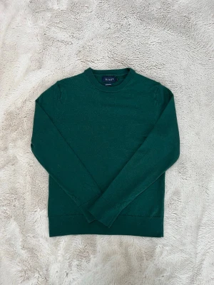 Riley – Merino Wool Tröja (passar XS/XXS) - Säljer en olivgrön merino wool-tröja från Riley. Stilren och minimalistisk – perfekt som layering-plagg eller att bära som den är. Märkt storlek M men har krympt i tvätt och passar nu XS/XXS. Inga tecken på användning och materialet är fortfarande mjukt och fint.  Storlek: Märkt M (passar XS/XXS) Material: Merino wool Färg: Olivgrön Skick: Fint skick