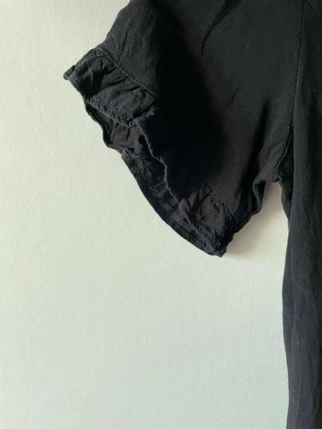 Svart kortklänning med knappar - 3