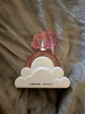 Ariana Grande Cloud pink parfym - Säljer ariana grande cloud pink parfym i 100ml Kommer inte till användning längre. Mer än halva finns kvar. Nypris 895kr
