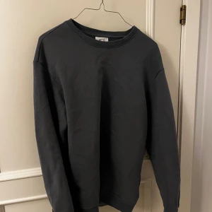H&M sweatshirt  - Säljer en helt ny grå H&M sweatshirt i storlek xs passar till en 180cm. Aldrig använd så i topp skick 10/10 nypris ca 250kr