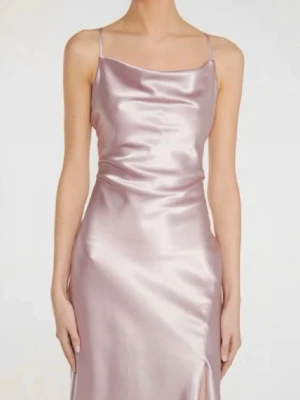 Ljusrosa satinklänning med slits - Supersnygg lång klänning i ljusrosa satin från True decadence, Storlek 36. Klänningen har tunna axelband och ett slits framtill. Skriv privat om du har frågor🥰