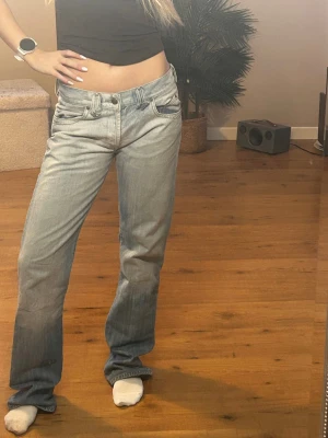 Ljusblåa low waist jeans från CIGG - Säljer ett par ljusblåa low waist jeans i bootcutmodell. Cool tvätt och detaljer på bakfickorna! Använda 1 gång💕💕   🌸jag är 163 cm lång 🌸brukar ha storlek xs/s 🌸innerbenslängd: 83 cm 