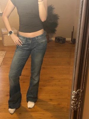 Blå bootcut jeans från G-star - Lågmidjade jeans från g-star i bootcutmodell. Älskar dessa jeansen men är tyvärr lite för stora så valt att sälja dem nu! Väldigt sköna jeans!  Storlek 28/30💕  Har en liten ”slitning” där bak som syns på bilderna, men inget jag störts av eller tänkt på 💕  🌸jag är 163 cm lång 🌸brukar ha storlek xs/s 🌸innerbenslängd: 80 cm  