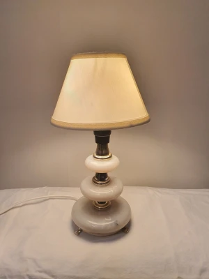 Antik skrivbordslampa - Antik skrivbordslampa. Otroligt vacker! En av fötterna har dessvärre gått sönder med står fint och stabilt ändå, se bilder för skicket.