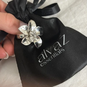 Blommig silverring från Alvaz Essentials - Säljer denna ring i silver från Alvas Esstentials💗Så så fin men säljer då jag bytt till guld. Nypris 317kr säljer för 150💗kontakta mig innan ni köper och skriv ifall ni har frågor💗