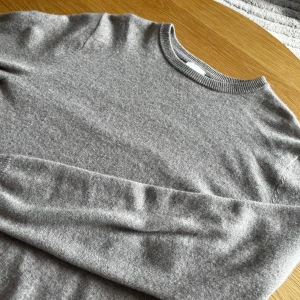 Beige kashmirtröja - John Henric. Säljer en supermjuk och stilren beige 100% kashmirtröja från märket John Henrik. Tränar är i bra skick men har dock två små defekter. Pris kan diskuteras vid snabb affär!