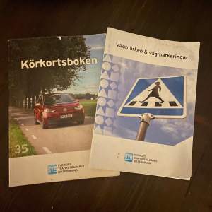 Körkortsboken och vägmärkesboken. Detta årets upplaga.