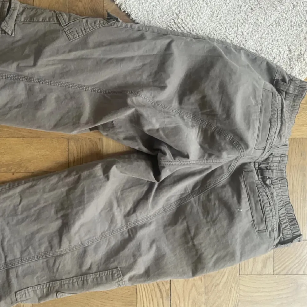 Urban outfiters Y2k lowrised cargo i khaki. Ny pris 700, knappt använda.. Jeans & Byxor.