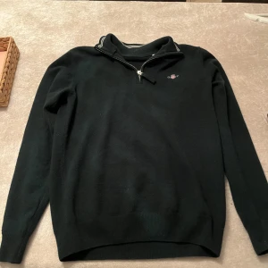  Half zip Hoodie Gant  -  Jag säljer nu min Gant hoodie för att jag inte använder den så mycket. Den är Knappt använd originalet är 1500kr. Priset kan diskuteras