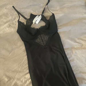 Underklänning - Jätte fin klänning köpt på New Yorker för ett halv år sedan, har ej använts och bara legat kvar här. Har en öppen rygg, storlek 85B runt brösten 