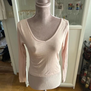 Babyrosa tröja - V ringad tröja med jättefin passform och i bra skick!