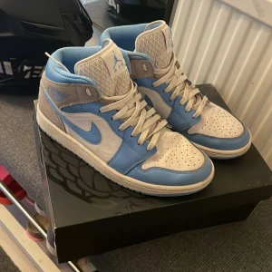 Jordan 1 university blue grey - Säljer nu mina gamla jordan 1’s eftersom jag inte längre använder dem. Dem är i gott skick och behöver bara tvättas av lite. Storlek 43 och skick 8/10. Ny pris 2500