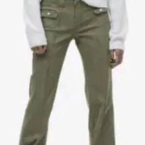 SÄLJER!! - säljer dessa hm jeans, strlk 34, nyskick💓köpt i butik !❤️pris kan alltid diskuteras🩷lånade bilder😇skriv för tydligare bilder💓tryck inte på köp nu 💕