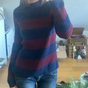 Stickad tröja  - Jättefin randig stickad tröja. Perfekt inför hösten!!🍂🍂